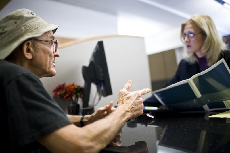 © Reuters. California state worker Albert Jagow goes over his retirement options with a Calpers Retirement Program Specialist.