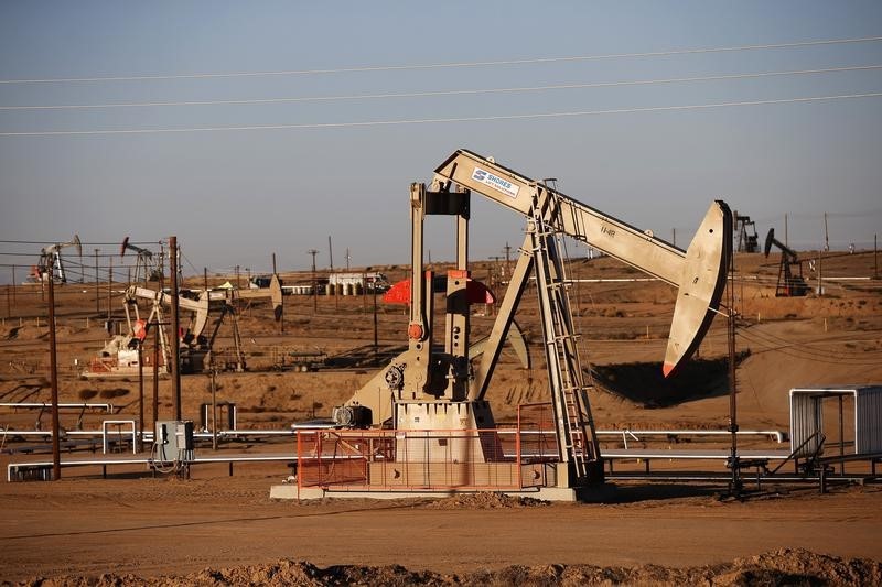 © Reuters. An oil field is seen at sunrise near Bakersfield