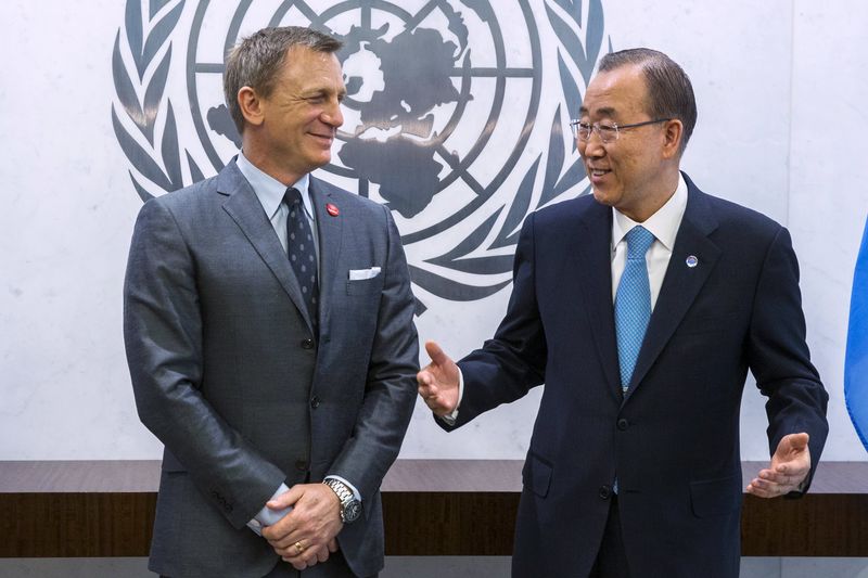 © Reuters. Daniel Craig laughs with Ban Ki-moon at service designating Craig as UN Global Advocate for the Elimination of  Mines and Explosive Hazards at the United Nations Headquarters in New York