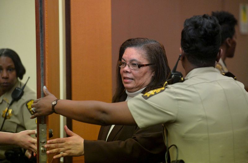 © Reuters. Atlanta Public school educator Copeland leaves the courtroom following her sentencing for racketeering charges in one of the largest U.S. test-cheating scandals in Atlanta, Georgia