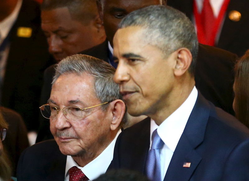 © Reuters. Cuba's President Raul Castro stands with his U.S. counterpart Barack Obama before the inauguration of the VII Summit of the Americas in Panama City 