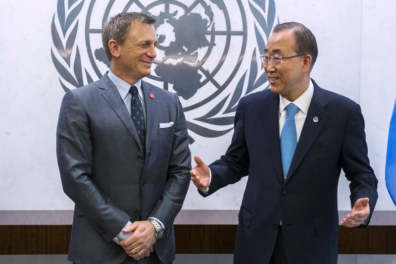 © Reuters. Daniel Craig e Ban Ki-moon na sede da ONU em Nova York