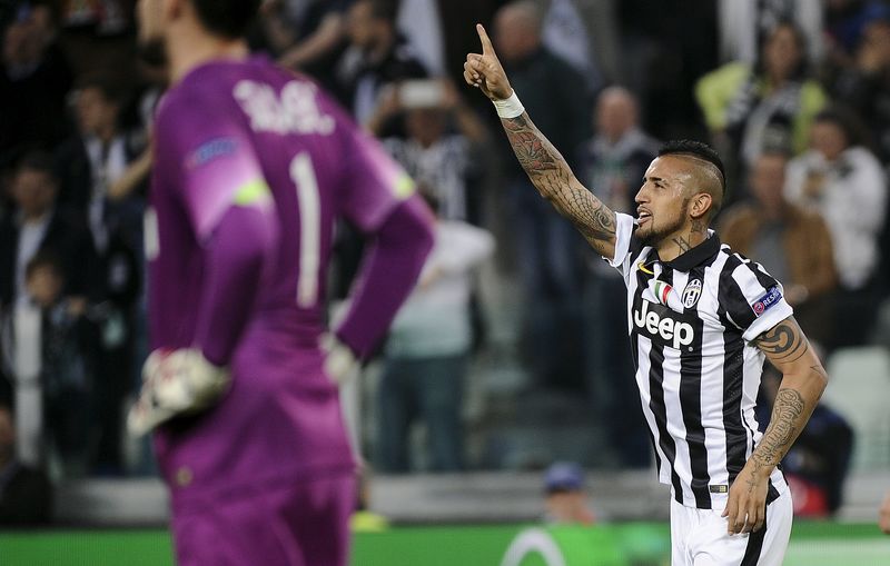 © Reuters. Arturo Vidal, da Juventus, comemora após marcar gol de pênalti contra o Monaco