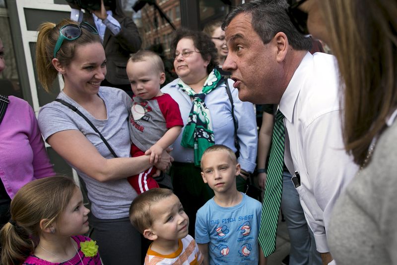 © Reuters. New Jersey Governor Chris Christie greets a group of children in Manchester