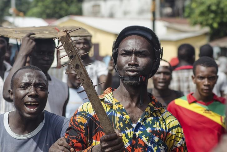 © Reuters. قتيل و10 مصابين في ثاني يوم من الاحتجاجات في عاصمة غينيا