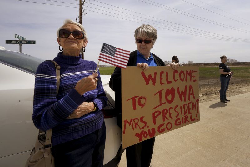 © Reuters. Supporters wait for U.S. presidential candidate and former Secretary of State Clinton to arrive to campaign for the 2016 Democratic presidential nomination at Kirkwood Community College in Monticello