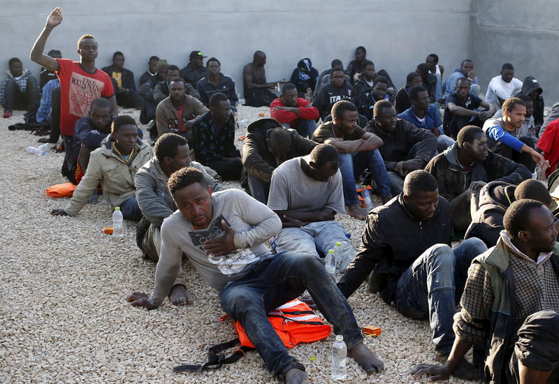 © Reuters. Imigrantes ilegais são retidos numa base da polícia em Trípoli