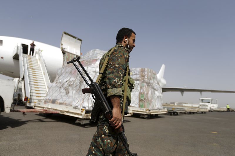 © Reuters. Militante houthi caminha em aeroporto de Sanaa