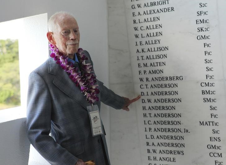 © Reuters. Sobrevivente do USS Arizona mostra nome do irmão morto em Pearl Harbor