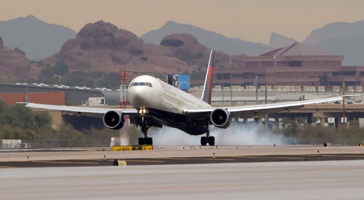 © Reuters. Avião fretado da Delta pousa no aeroporto Sky Harbor, em Phoenix