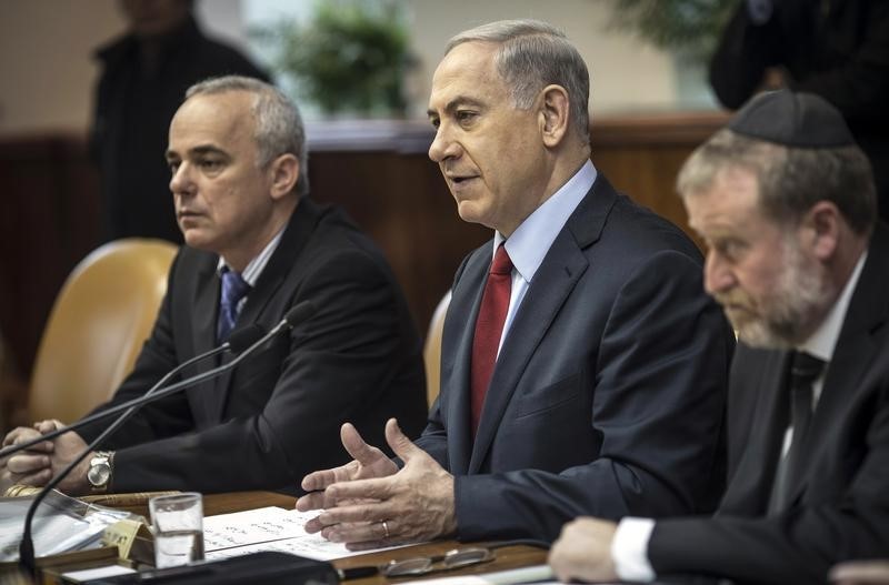 © Reuters. Israel's PM Netanyahu and minister Steinitz attend cabinet meeting in Jerusalem