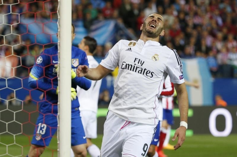 © Reuters. Atlético y Real Madrid se jugarán el pase a semis de Champions en Bernabéu