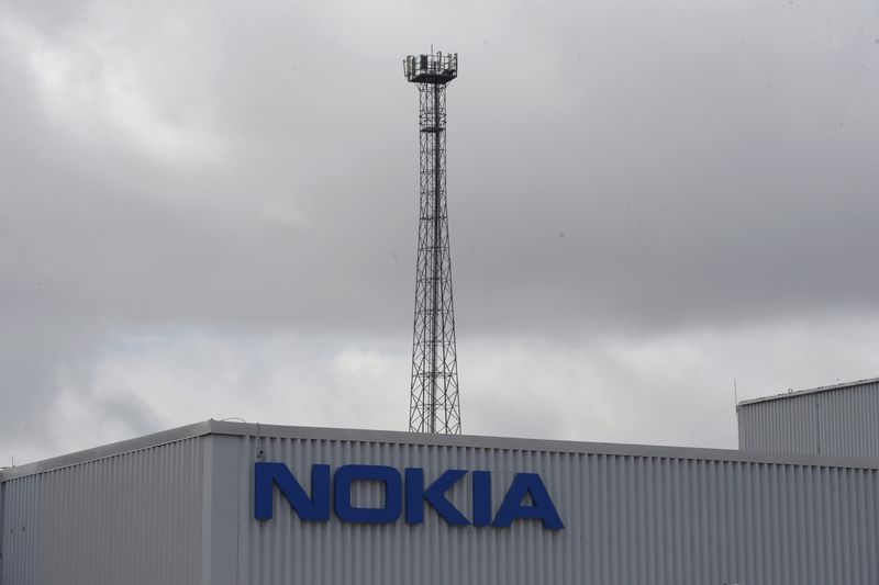 © Reuters. NOKIA SIGNE UN PROTOCOLE D'ACCORD POUR LE RACHAT DALCATEL-LUCENT