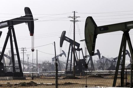 © Reuters. Станки-качалки на нефтяном месторождении в Бэйкерсфилде