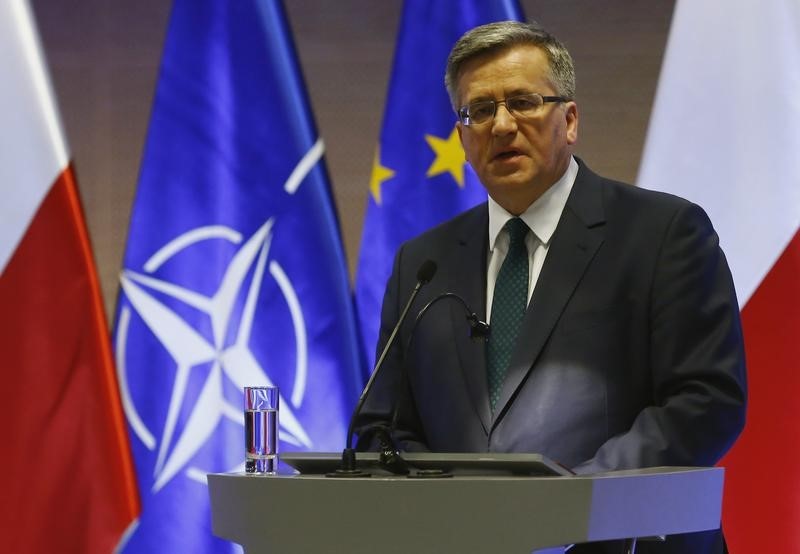 © Reuters. Poland's President Bronislaw Komorowski addresses during an annual military briefing in Warsaw
