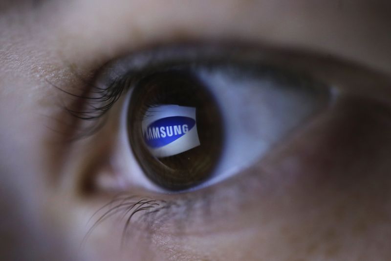 © Reuters. Picture illustration shows Samsung's logo reflected in a person's eye, in central Bosnian town of Zenica