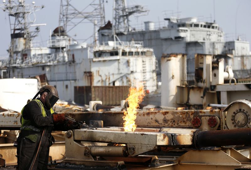 © Reuters. Un operaio cinese a lavoro 