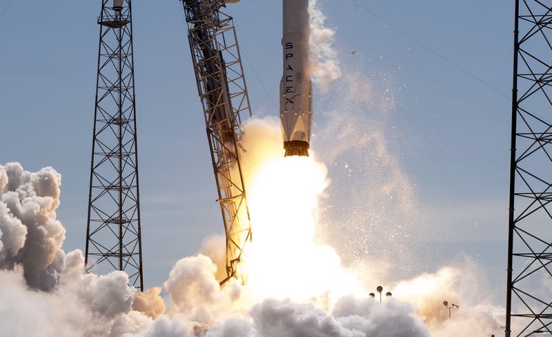 © Reuters. El cohete SpaceX realiza un aterrizaje forzoso en una plataforma en el océano