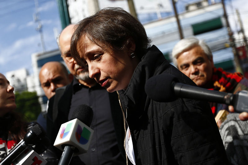 © Reuters. Mexican journalist Carmen Aristegui speaks with journalists outside MVS radio station in Mexico City