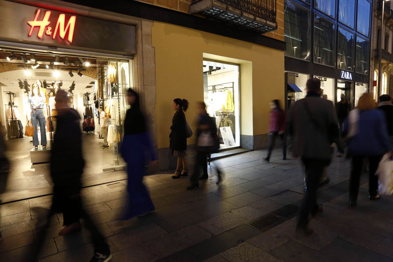 © Reuters. HAUSSE DE 10% DES VENTES DE H&M EN MARS, PLUS QUE PRÉVU