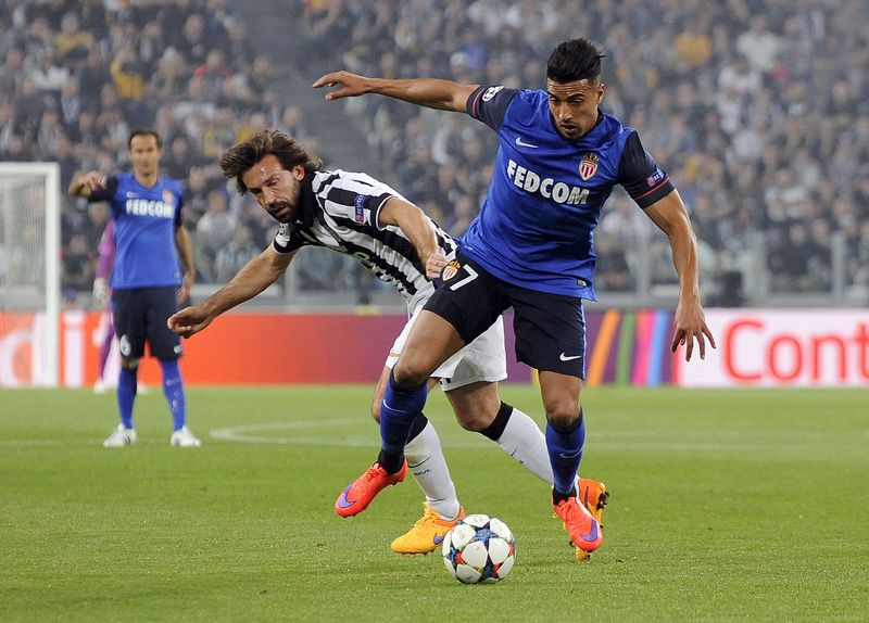 © Reuters. Juventus' Pirlo is challenged by Monaco's Dirar during their Champions League quarterfinal soccer match at the Juventus stadium in Turin 