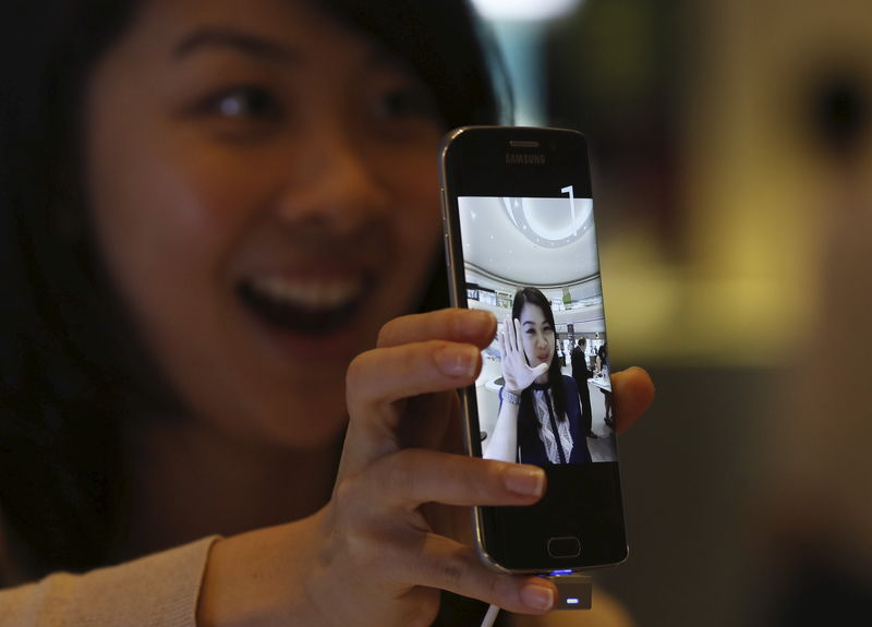 © Reuters. Woman uses the camera on a Samsung Galaxy S6 phone during a pre-launch event in Singapore