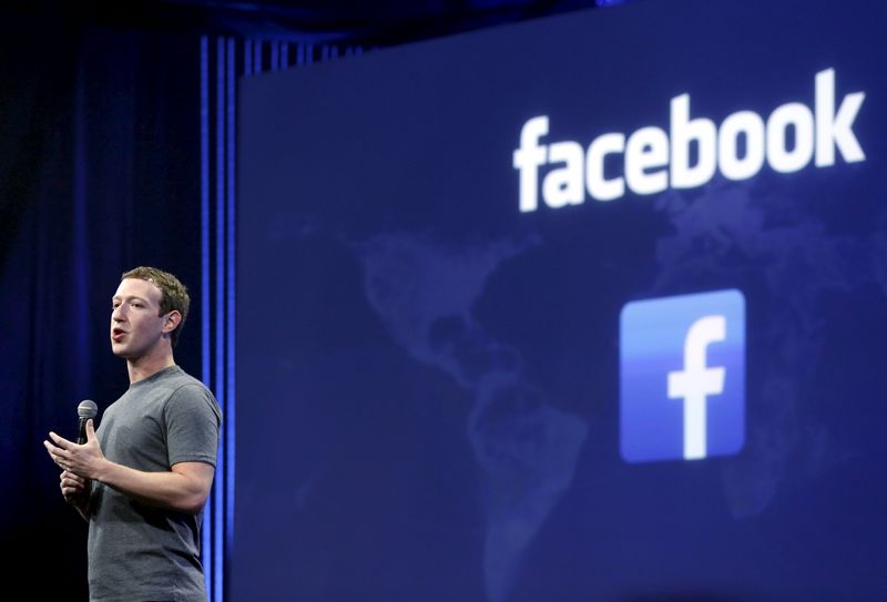 © Reuters. Facebook CEO Mark Zuckerberg speaks during his keynote address at Facebook F8 in San Francisco