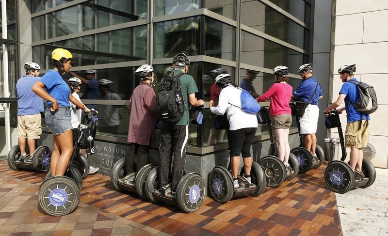 © Reuters. Segway tour stops at the Newseum during the government shutdown in Washington