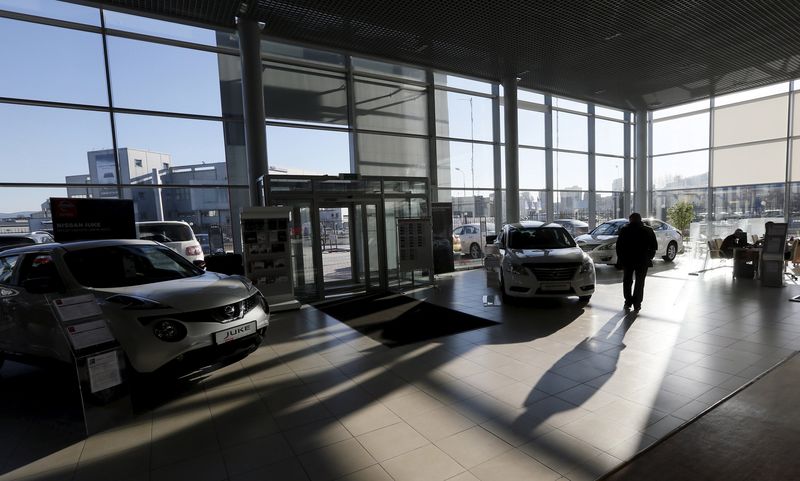 © Reuters. LE MARCHÉ AUTOMOBILE RUSSE ATTENDU EN REPLI D'AU MOINS 24% EN 2015