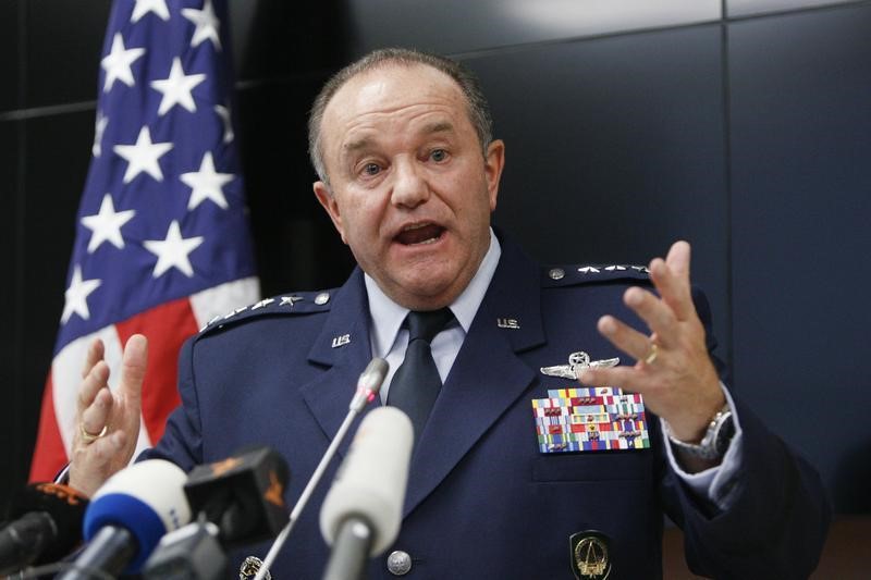 © Reuters. General norte-americano Philip Breedlove durante entrevista coletiva em Kiev