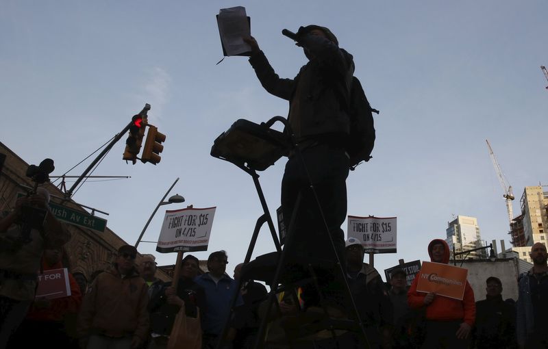 © Reuters. Protesters demonstrate for higher wages in the Brooklyn borough of New York City