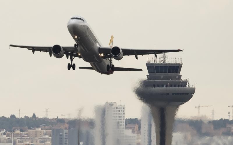 © Reuters. Aena cierra un mes una pista en Barajas, controladores temen congestión