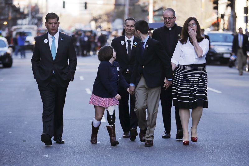 © Reuters. أمريكيون يحيون الذكرى الثانية لتفجيري ماراثون بوسطن