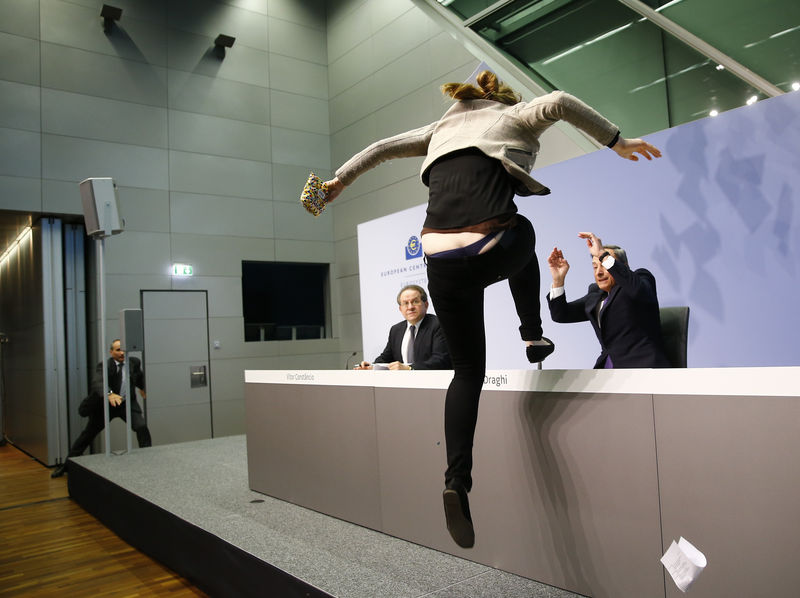 © Reuters. Una mujer interrumpe la rueda de prensa del BCE gritando "abajo la dictadura"