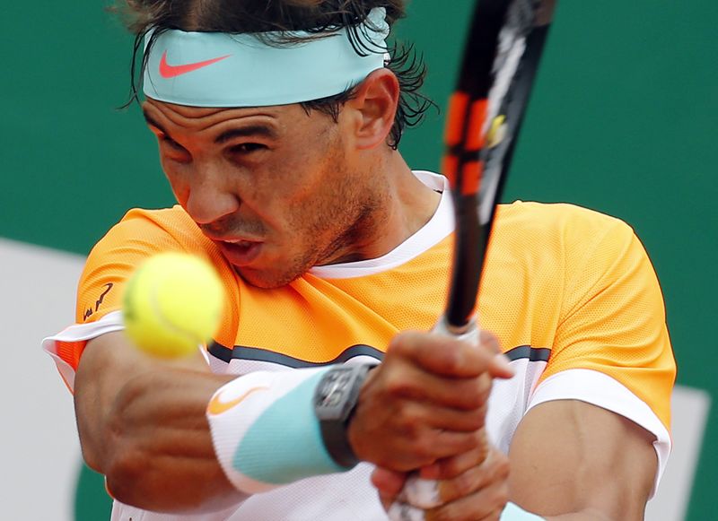 © Reuters. Nadal y Federer pasan a octavos de final en Montecarlo