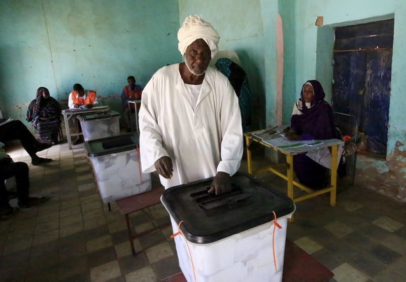 © Reuters. السودان يمدد التصويت في الانتخابات يوما واحدا