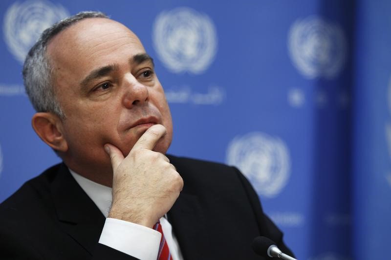 © Reuters. Ministro de Inteligência de Israel, Yuval Steinitz, participa de conferência de imprensa após encontro durante a 68a Assembleia Geral das Nações Unidas, na sede da ONU em Nova York