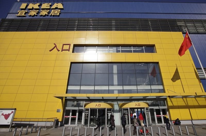 © Reuters. IKEA MISE SUR DE NOUVEAUX CENTRES COMMERCIAUX