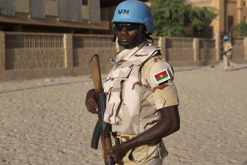 © Reuters. متحدث:مقتل 3 مدنيين وإصابة 9 من موظفي الأمم المتحدة في هجوم انتحاري في مالي