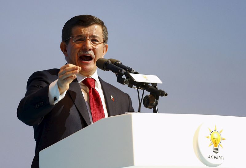 © Reuters. رئيس وزراء تركيا يجعل وضع دستور جديد محور برنامجه الانتخابي
