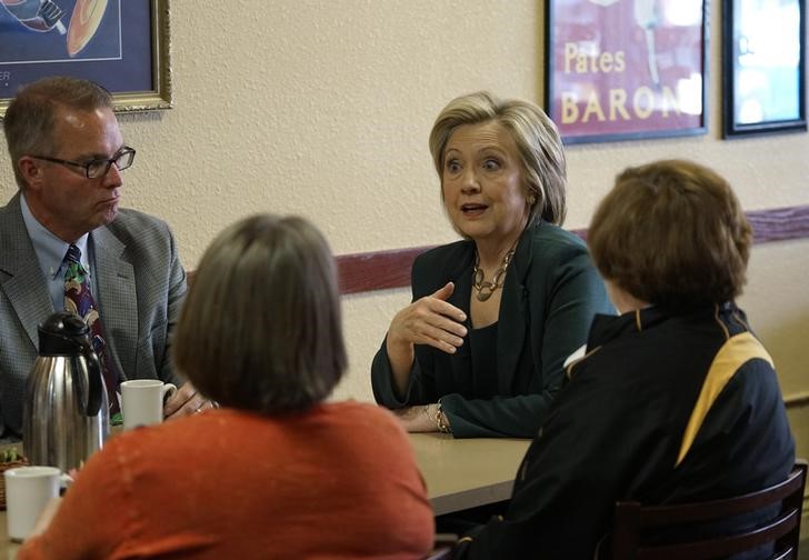 © Reuters. U.S. Democratic presidential candidate and former Secretary of State Clinton talks with patrons as she campaigns at the Tremont Grille in Marshalltown, Iowa