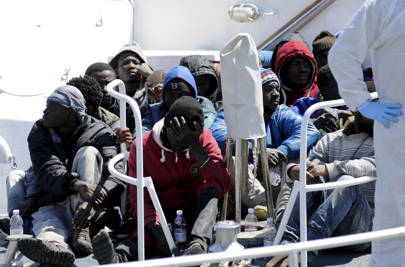 © Reuters. El pánico en un barco de inmigrantes lleva a la muerte a cientos de personas