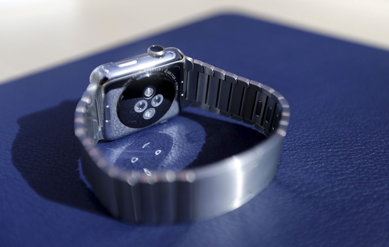 © Reuters. The back of an Apple Watch is seen in Palo Alto