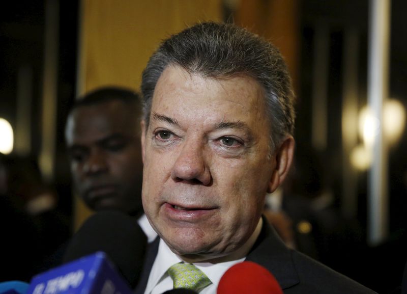 © Reuters. Presidente da Colômbia, Juan Manuel Santos, conversa com jornalistas ao chegar para encontro empresarial durante Cúpula das Américas, na Cidade do Panamá