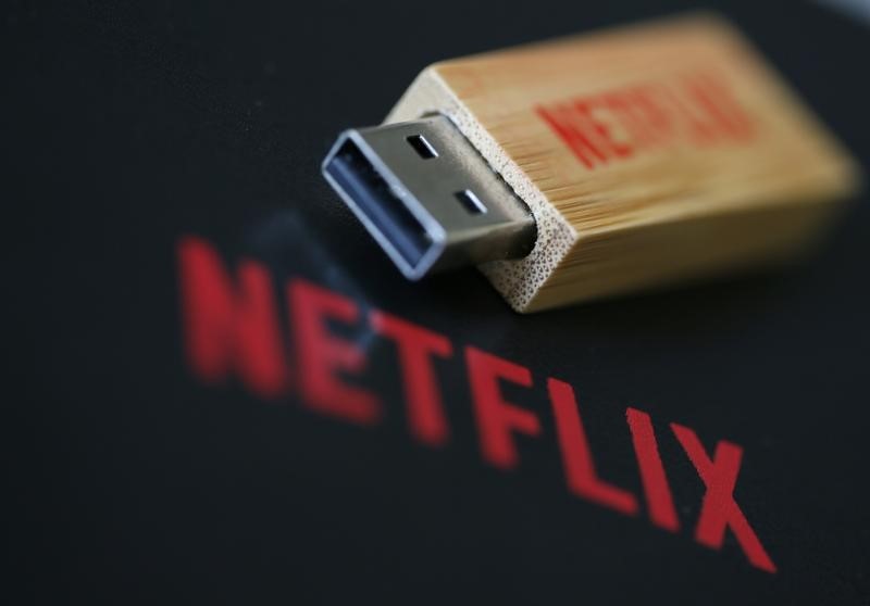 © Reuters. An USB key with the logo of Netflix the American provider of on-demand Internet streaming media is seen  in Paris