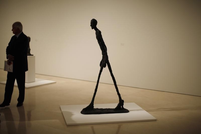 © Reuters. CHRISTIE'S ESPÈRE $130 MILLIONS D'UNE SCULPTURE DE GIACOMETTI