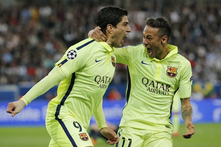 © Reuters. Suárez e Neymar comemoram gol do Barcelona contra Paris St Germain 