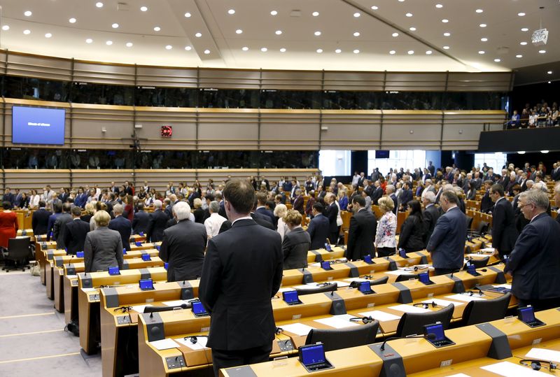 © Reuters. Membros do Parlamento Europeu fazem minuto de silêncio