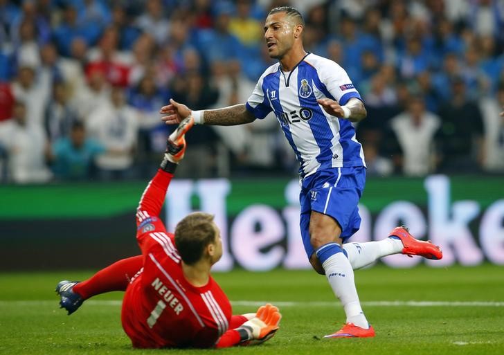 © Reuters. Quaresma marca gol do Porto contra o Bayern de Munique 