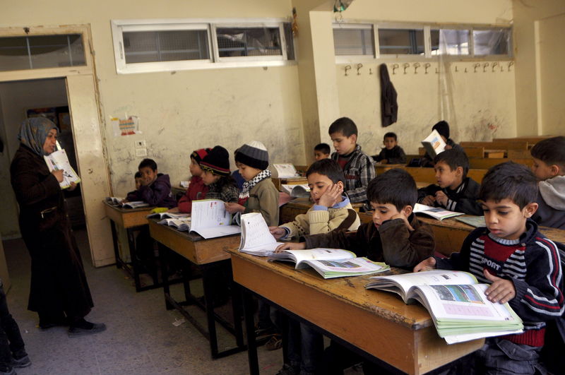 © Reuters. Crianças durante aula em escola síria Jarmaq 